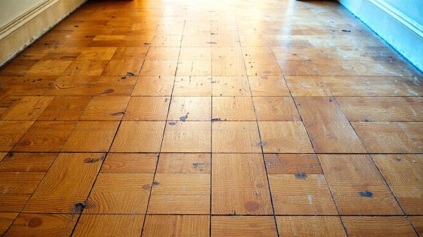 5 astuces pour rénover efficacement un parquet en liège abîmé