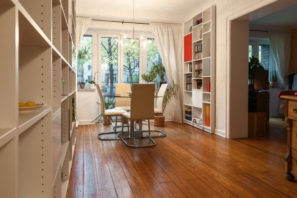 Comment réparer les rayures et les dommages sur un parquet en liège ?