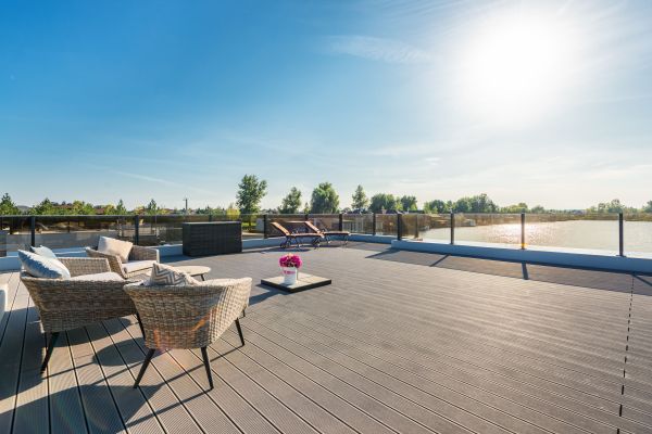 Découvrez les rôles essentiels des lambourdes pour terrasses