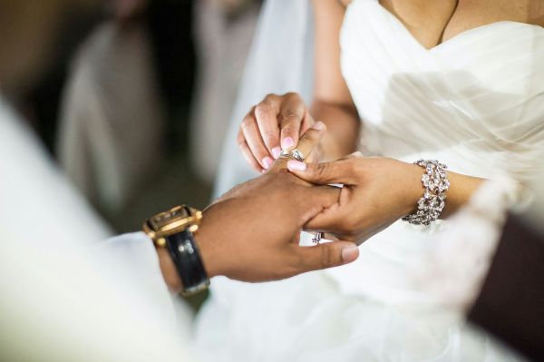 Éléments personnalisés pour une urne de mariage inoubliable