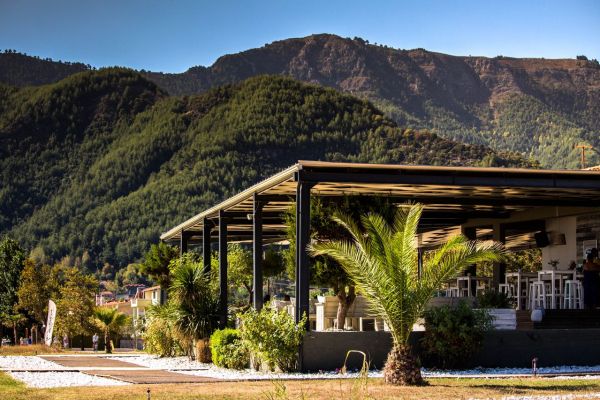 Pergola bioclimatique adossée : l'art de subtiliser le soleil et la pluie