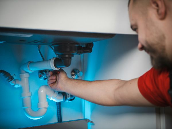 Plombier à Genève : pourquoi lui confier la réparation de votre chauffe-eau ?