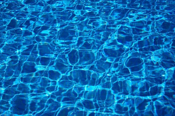 Comment intégrer un éclairage de piscine qui change de couleur selon la température de l'eau ?